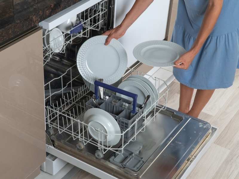 Manfaat Menggunakan Undercounter Dishwasher di Restoran